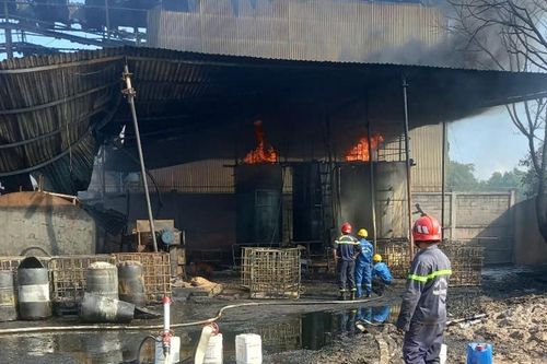 Cháy lớn nhà máy xử lý chất thải nguy hại ở TPHCM