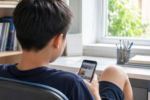 Trẻ dành bao nhiêu giờ cho điện thoại trong dịp hè là hợp lý?