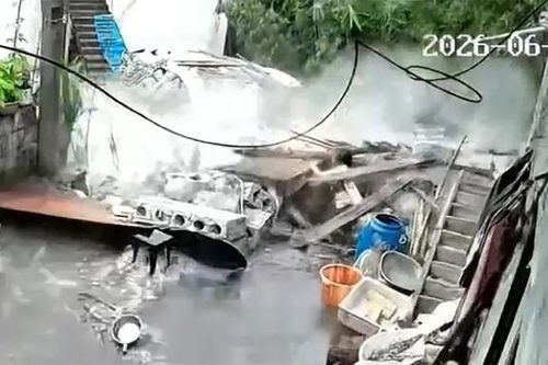 Nhà vệ sinh bất ngờ đổ sập, đè trúng người phụ nữ