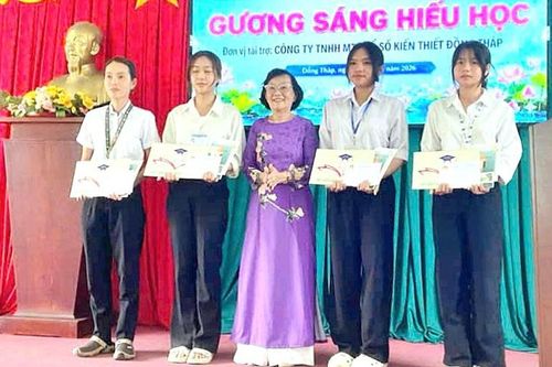 Trao hơn 100 triệu từ Quỹ khuyến học Nguyễn Sinh Sắc và tài trợ tiếp sức sinh viên Trường Cao đẳng Y tế Tiền Giang