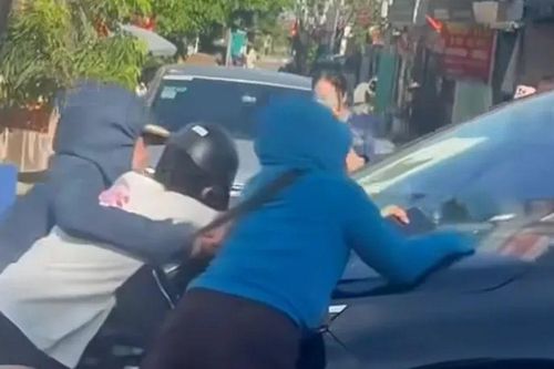 Vụ 3 người phụ nữ nằm trên nắp capo ô tô đang chạy trên đường phố Hà Nội, nghi 'đánh ghen': Camera ghi gì?