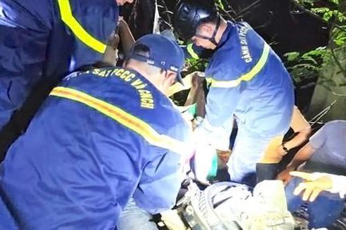 Xe tải lao xuống vực ở đèo Tô Na, Cảnh sát xuyên đêm giải cứu tài xế mắc kẹt trong ca-bin