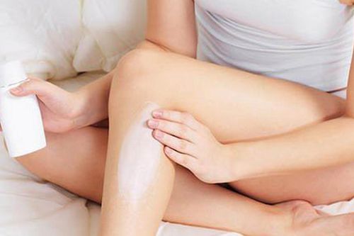 Sai lầm khi dùng sữa dưỡng thể ngày hè khiến da thêm bí bách, nổi mụn