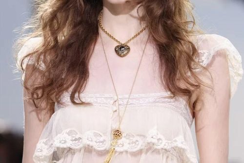 Xu hướng trang sức từ sàn diễn thời trang: Mặt dây locket trở thành tâm điểm