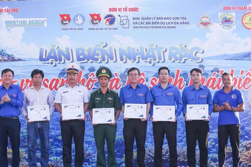 Hơn 1.300 tình nguyện viên dọn vệ sinh biển Đà Nẵng, bảo vệ rạn san hô
