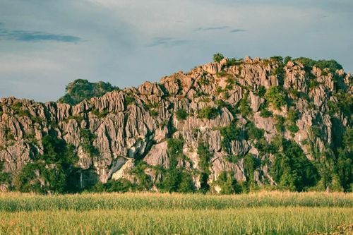 Ngọn núi 'xước như mèo cào' gây chú ý ở Ninh Bình