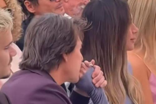 Tom Cruise hôn tay vợ Beckham gây tranh cãi