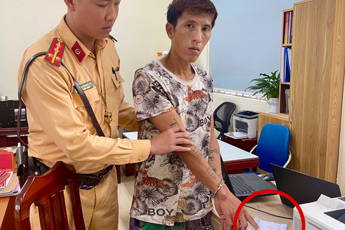 Cảnh sát giao thông Hà Nội bắt giữ đối tượng tàng trữ trái phép chất ma túy