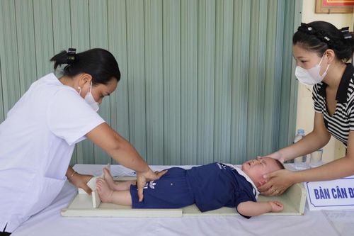 Bộ Y tế ban hành hướng dẫn mới về khám sức khỏe định kỳ cho trẻ dưới 6 tuổi