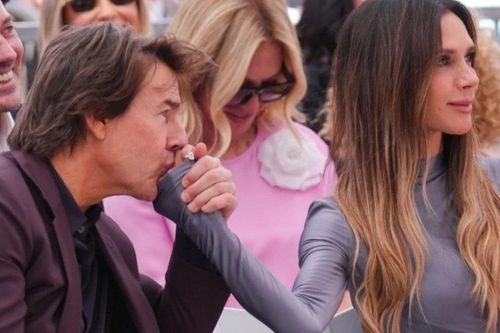 Tranh cãi Tom Cruise nắm tay Victoria Beckham