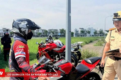 Xử phạt 4 người tụ tập, duyệt tay lái trong khu dân cư