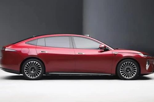 Xe sedan dài hơn 5,1 mét, công suất 694 mã lực, giá gần 1 tỷ đồng