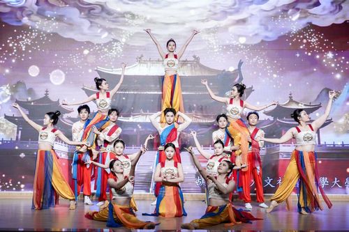 Mãn nhãn với sự công phu của giới sinh viên tại chung kết hội thi văn nghệ Việt – Trung