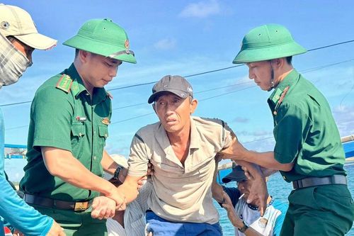 Biên phòng Lâm Đồng kịp thời đưa thuyền viên gặp sự cố sức khỏe trên biển vào bờ điều trị