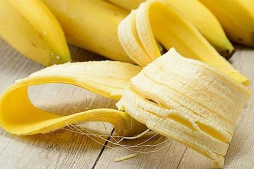 5 cách đơn giản dùng vỏ chuối dưỡng ẩm tóc khô xơ tại nhà