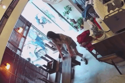 Chủ quán ở TP.HCM ngủ quên, khách chờ 30 phút rồi lao vào phụ mở hàng