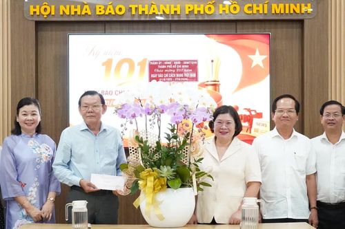 Phó Bí thư Thành ủy TPHCM Văn Thị Bạch Tuyết thăm, chúc mừng các cơ quan báo chí