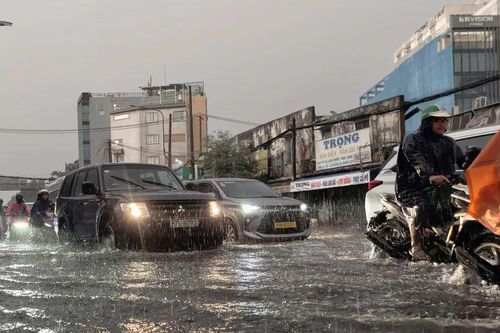 Mưa lớn gây ngập sâu ở TPHCM, giao thông ùn tắc