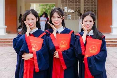 Người mẹ nuôi 3 con gái sinh 3 cùng trúng tuyển lớp 10 trường chuyên nức tiếng