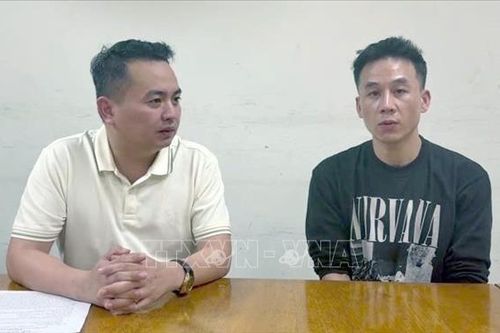 Vận động đối tượng trốn nã từ nước ngoài về đầu thú