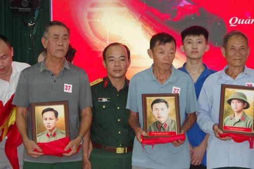 Trao di ảnh phục chế tặng thân nhân gia đình liệt sĩ