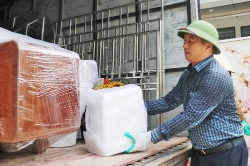 Hội viên nông dân hỗ trợ di dời tài sản phục vụ xây dựng sân bay Gia Bình.