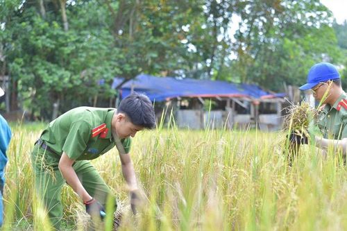 Lắng nghe nhân dân, tận tâm phục vụ