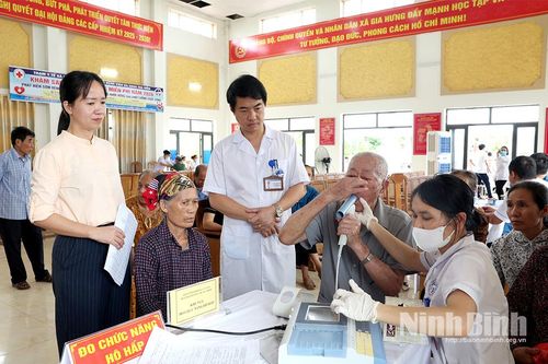 Khám sàng lọc miễn phí cho người dân xã Gia Hưng