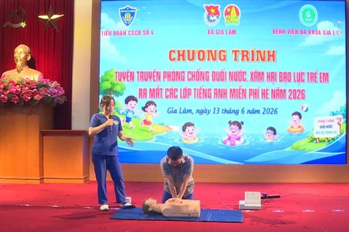 Cảnh sát cơ động trang bị kỹ năng an toàn cho trẻ em