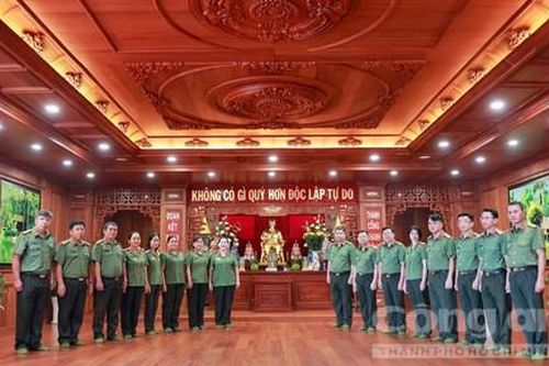 Ban Chuyên đề Công an TPHCM dâng hương Chủ tịch Hồ Chí Minh nhân kỷ niệm 50 năm ngày thành lập Báo