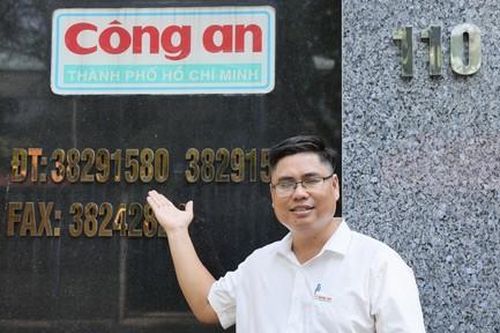 Phía sau trang báo