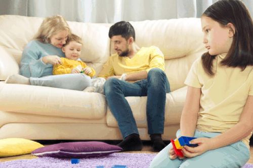 Cha càng mắc 4 sai lầm này, con gái càng dễ tự ti và thiếu cảm giác an toàn khi trưởng thành