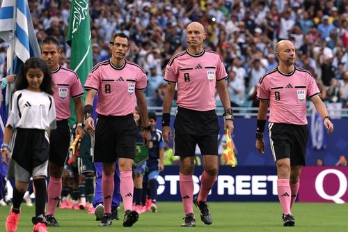 Vì sao trọng tài mặc áo hồng trong trận Uruguay - Saudi Arabia?