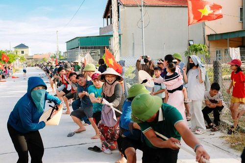 Gần 1.000 người dân kéo co mừng ngày hai khối sáp nhập