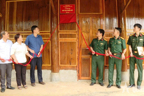 Bộ CHQS tỉnh Điện Biên trao nhà 'Đại đoàn kết' tặng gia đình có hoàn cảnh khó khăn
