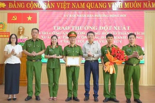 Công an phường Đồng Hới được khen thưởng đột xuất