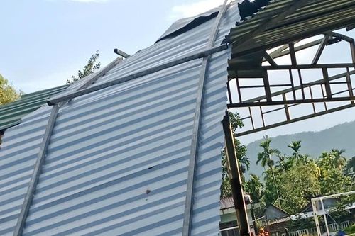 Lốc xoáy làm hư hỏng hàng chục ngôi nhà tại xã Sơn Linh
