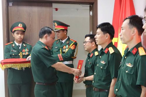Đà Nẵng 16 sĩ quan quân đội được thăng quân hàm thượng tá trước thời hạn
