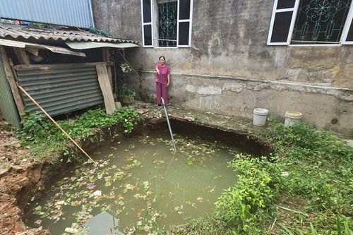 Sau tiếng động lớn, hố sâu 4m xuất hiện giữa khu dân cư