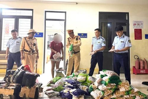 Phát hiện 1 phụ nữ vận chuyển 400kg thực phẩm không rõ nguồn gốc