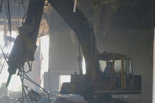 Cận cảnh tháo dỡ khu phức hợp xây không phép tồn tại nhiều năm trên 'đất vàng'
