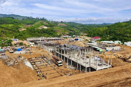 Rộn ràng thi công trường học mới trên đại ngàn Trường Sơn