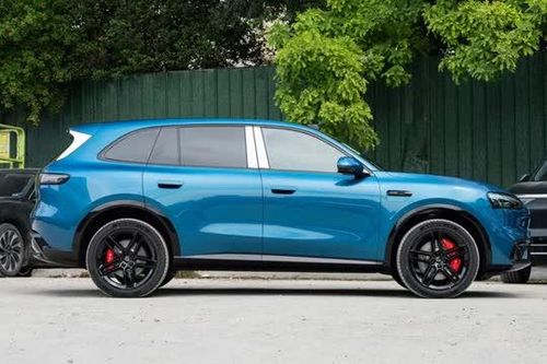 SUV dài hơn 4,9 mét, công suất 309 mã lực được trang bị tối tân, giá gần 900 triệu đồng