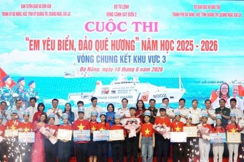 Học sinh miền Trung tự hào thể hiện 'Em yêu biển, đảo quê hương'
