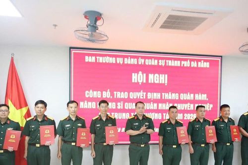 Trao quyết định thăng quân hàm, nâng lương cho 45 sĩ quan quân đội