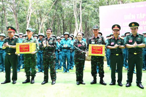 Diễn tập tác chiến trong khu vực phòng thủ xã Tân Tiến thành công tốt đẹp