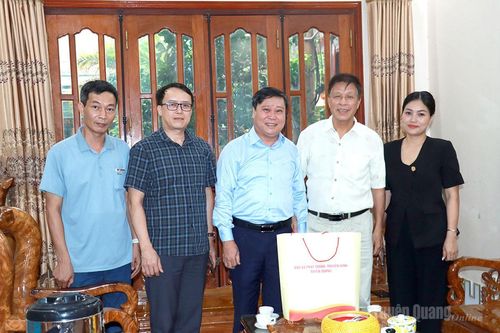 Đồng chí Mai Đức Thông, Giám đốc Báo và phát thanh, truyền hình Tuyên Quang chúc mừng nguyên lãnh đạo các cơ quan báo chí tại phường Hà Giang 2