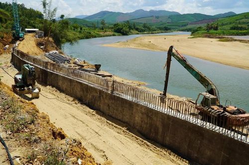 Quảng Ngãi: Công trình kè chống sạt lở tỉnh lộ 624B vẫn ngổn ngang trước ngày về đích