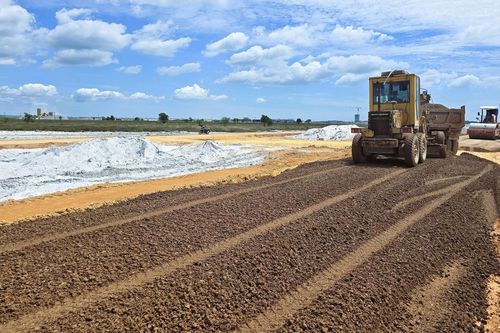 Tháo gỡ mặt bằng, đẩy nhanh thi công tuyến đường kết nối Cảng hàng không Quảng Trị với QL1