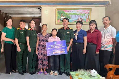 Bộ Chỉ huy Quân sự tỉnh trao kinh phí hỗ trợ con nuôi Chương trình 'Mẹ đỡ đầu'